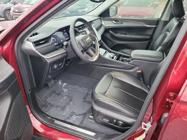 Used 2023 Jeep Grand Cherokee Limited w/ Black Appearance Package AWD/4WD image 17
