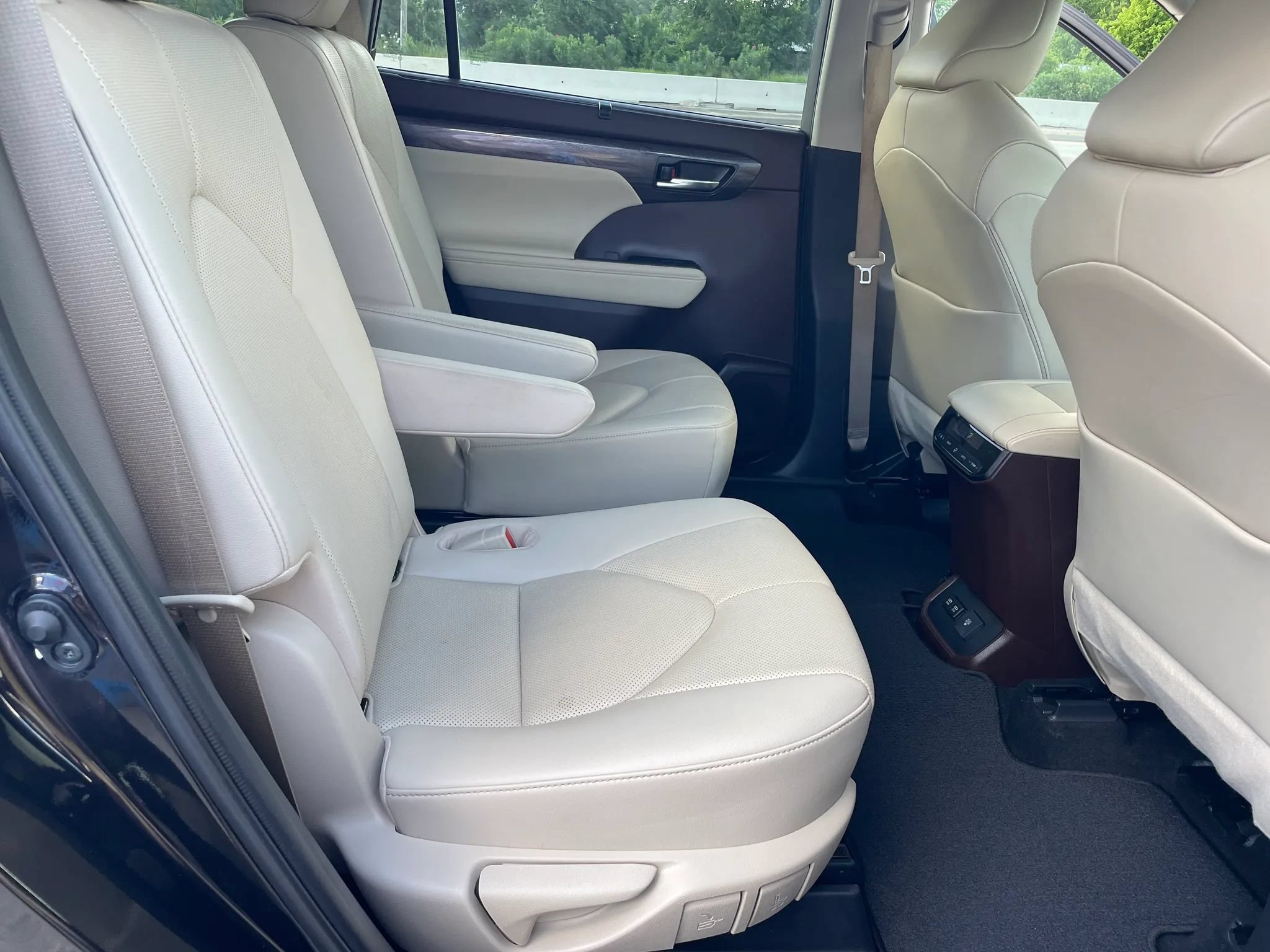 Used 2020 Toyota Highlander Limited FWD image 16