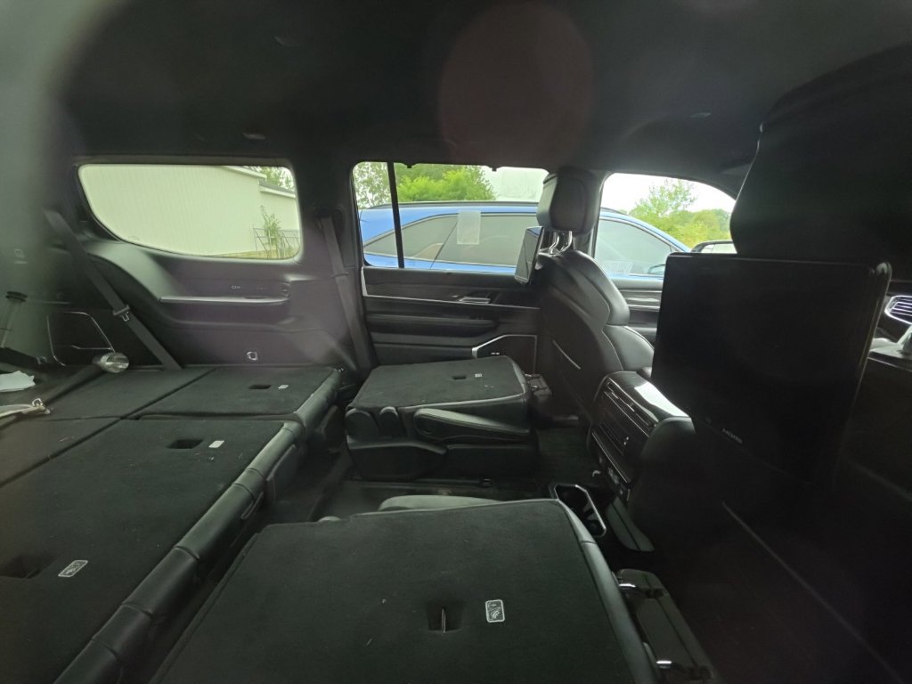 Used 2022 Jeep Wagoneer Series III w/ Rear Seat Entertainment Group AWD/4WD image 5