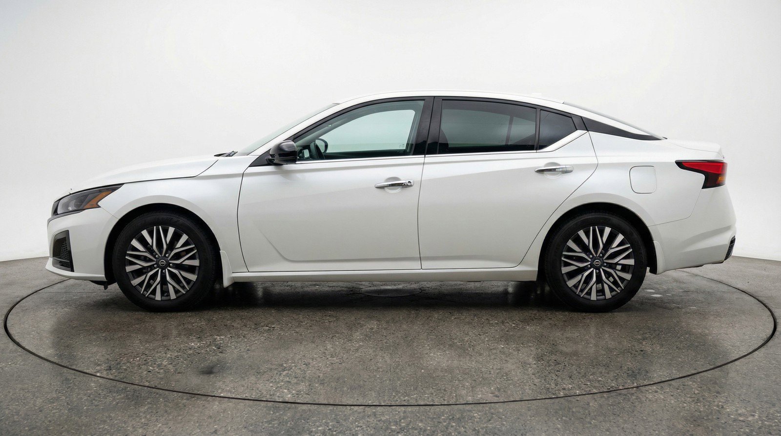 Used 2025 Nissan Altima 2.5 SV FWD image 5