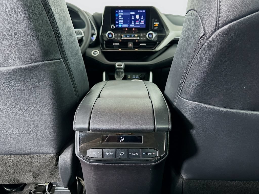 Used 2024 Toyota Highlander XLE FWD image 26