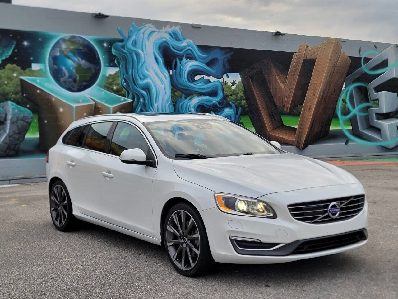 Used 2015 Volvo V60 T5 Platinum image 3
