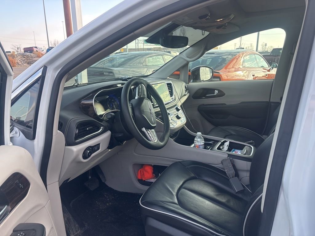 Used 2024 Chrysler Pacifica Limited image 10