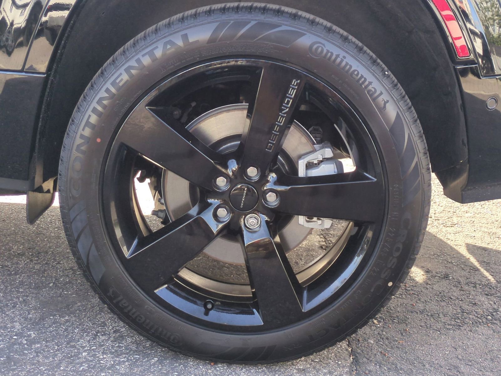 New 2026 Land Rover Defender 130 X-Dynamic SE image 9