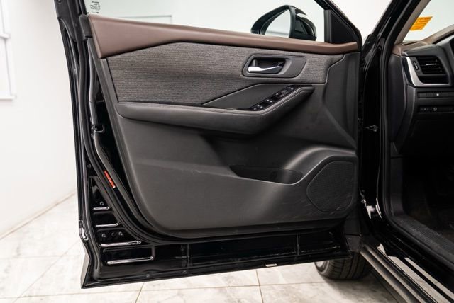 Used 2023 Nissan Rogue SV image 24