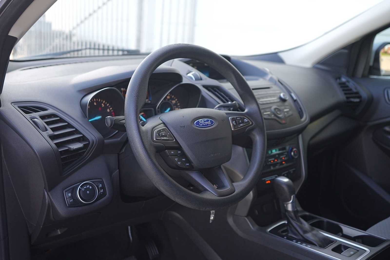 Used 2017 Ford Escape SE FWD image 2
