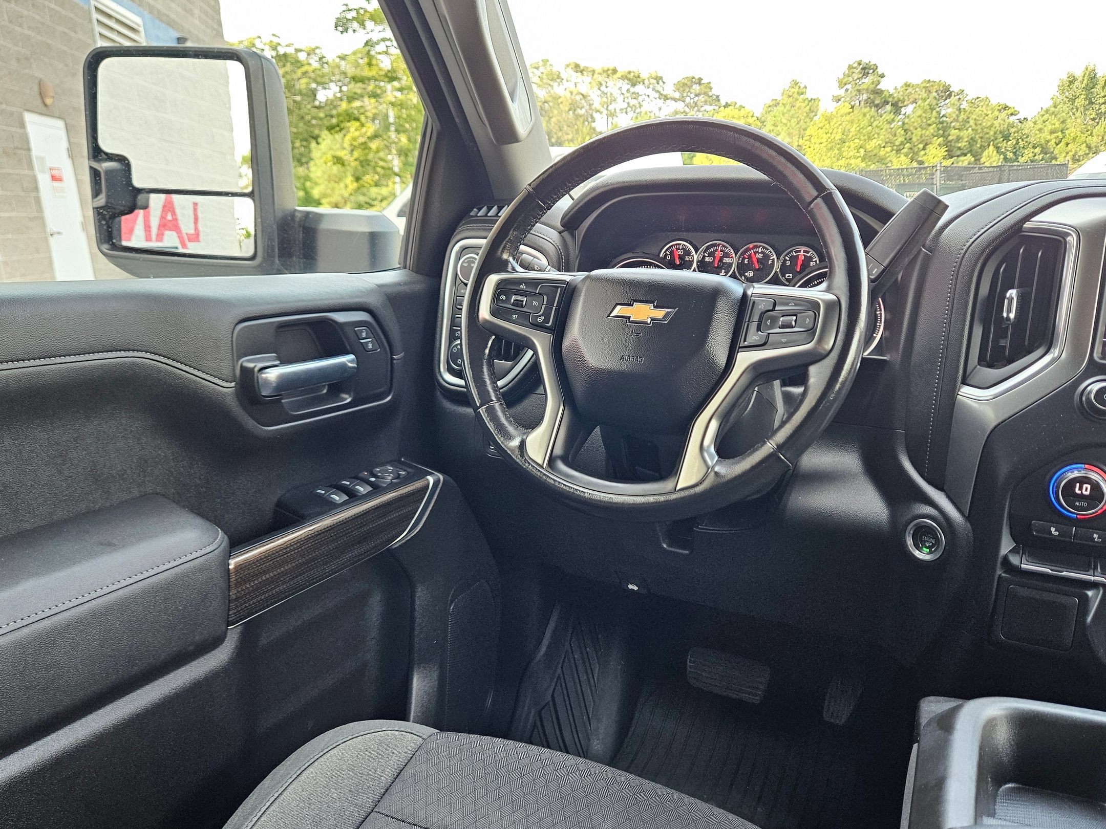 Used 2020 Chevrolet Silverado 1500 LT AWD/4WD image 9