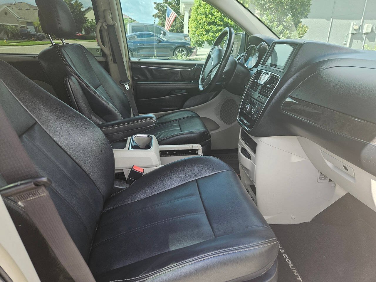 Used 2016 Chrysler Town & Country Touring FWD image 16