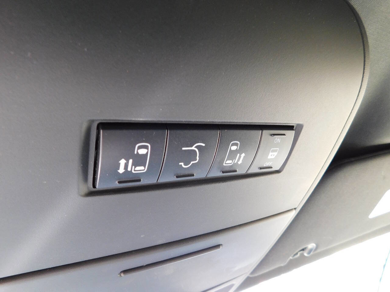 Used 2017 Dodge Grand Caravan SXT image 37