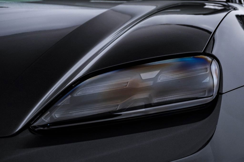 Certified 2025 Porsche Macan 4S Electric image 7