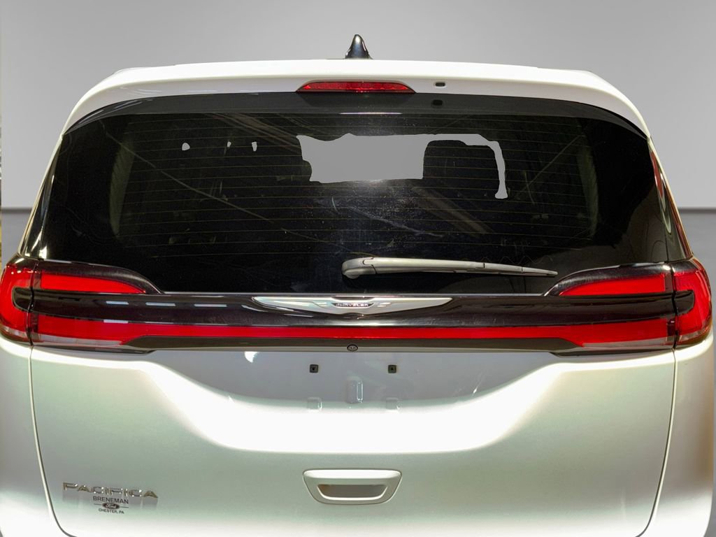 Used 2024 Chrysler Pacifica Touring-L image 17