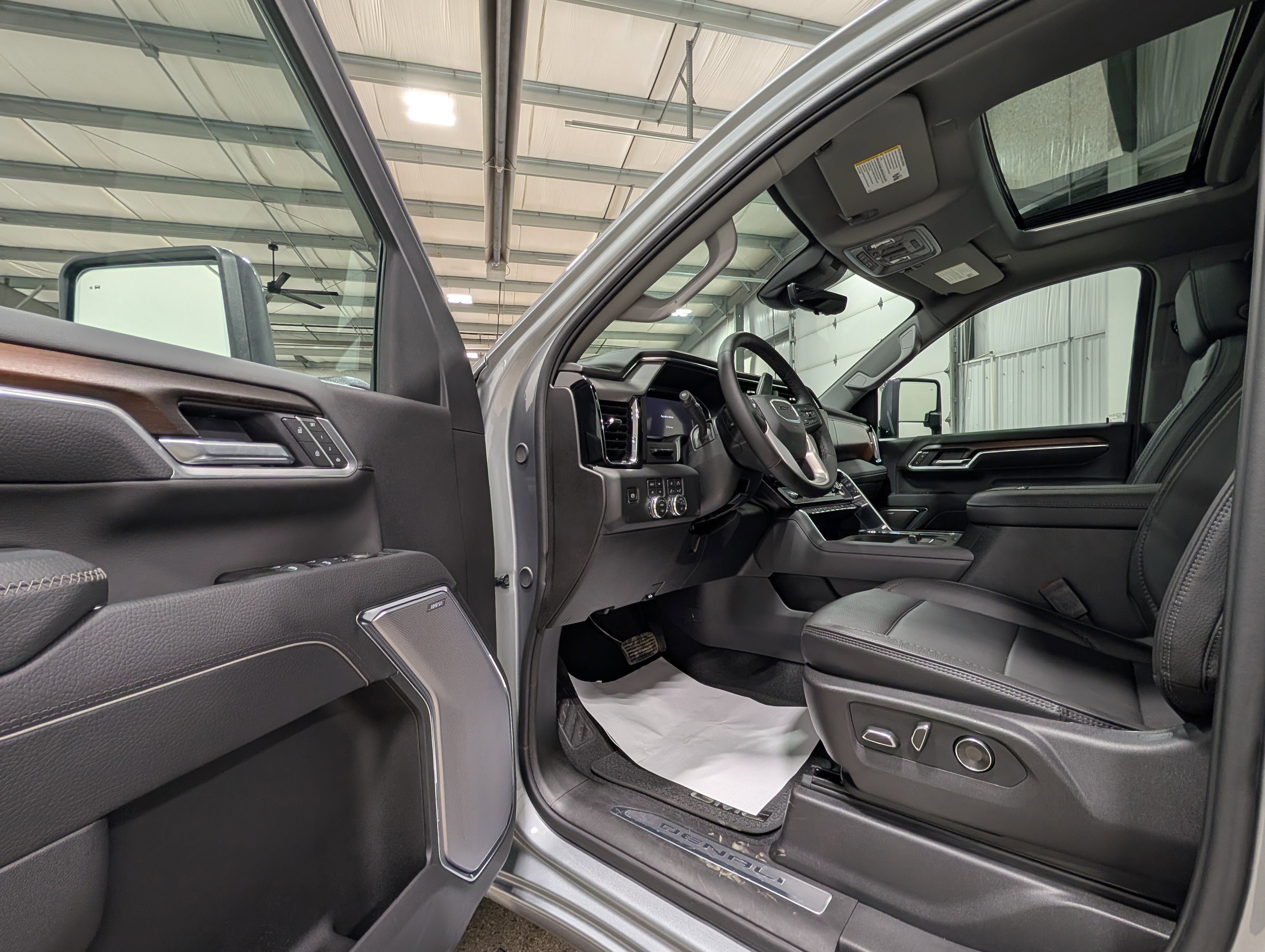 Used 2026 GMC Sierra 3500 Denali w/ Denali Reserve Package image 14