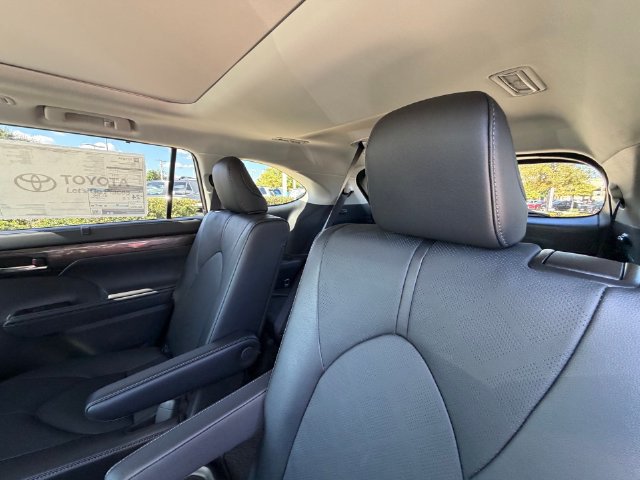 New 2026 Toyota Highlander Platinum AWD/4WD image 18
