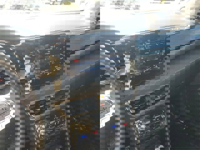 Certified 2025 Volkswagen Taos SE image 21