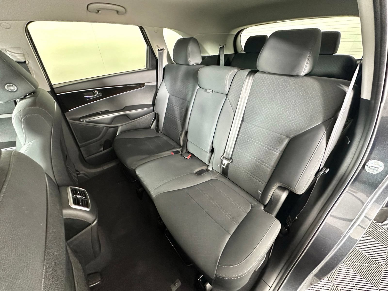 Used 2020 Kia Sorento FWD V6 image 31