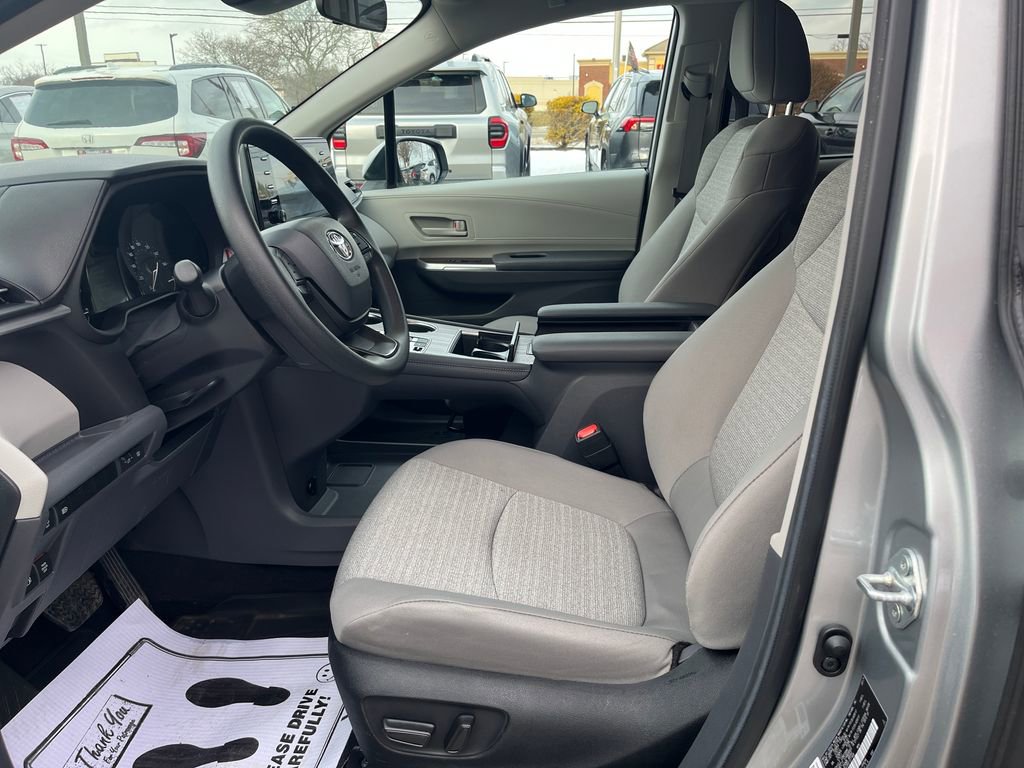 Certified 2024 Toyota Sienna LE image 9