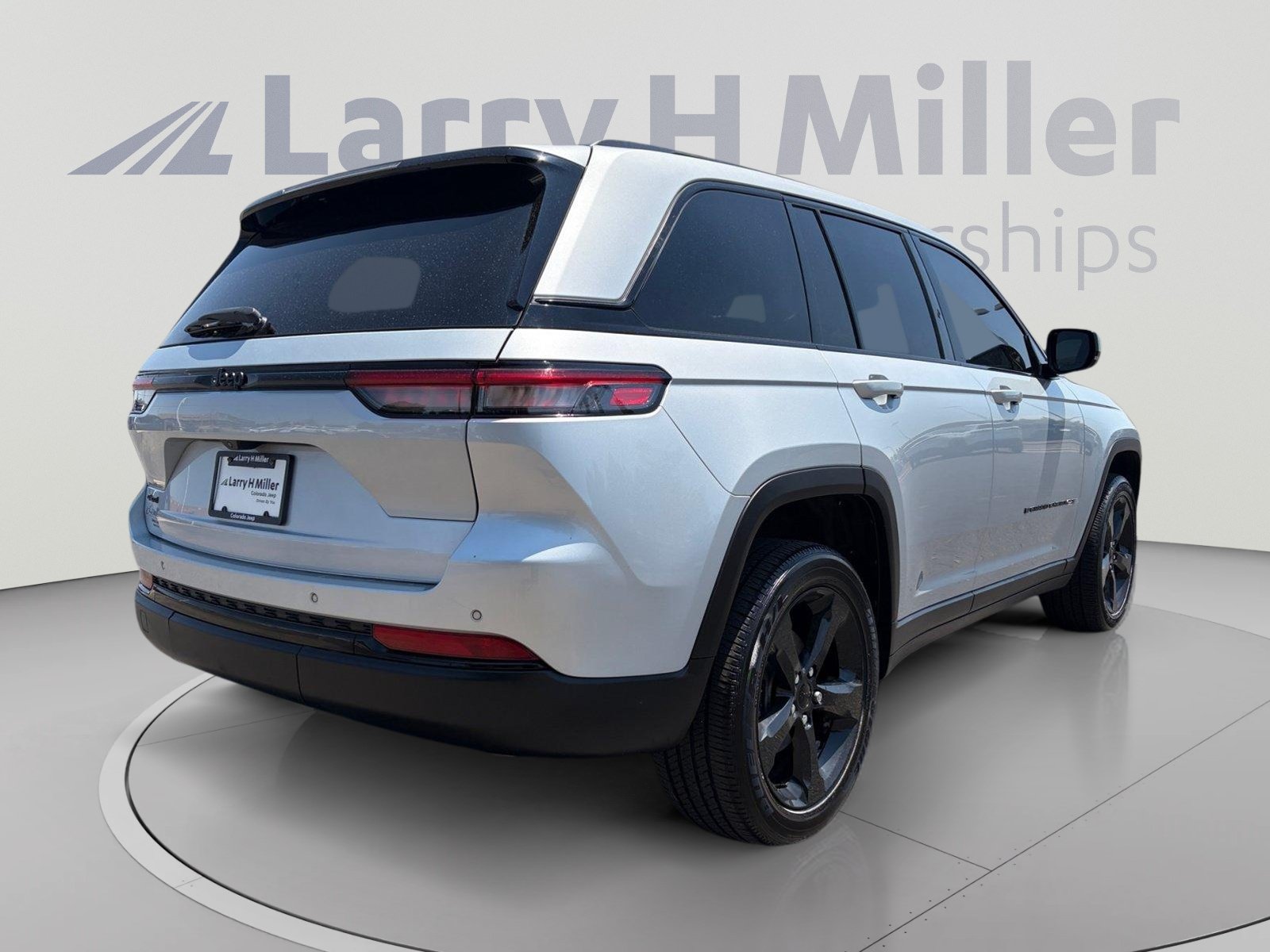 Used 2022 Jeep Grand Cherokee Altitude AWD/4WD image 5