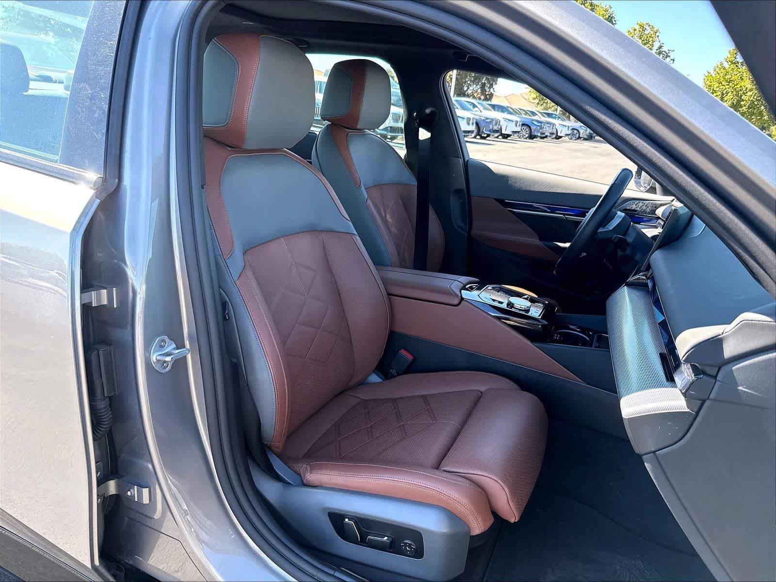 Used 2025 BMW i5 xDrive40 w/ Executive Package AWD/4WD image 32