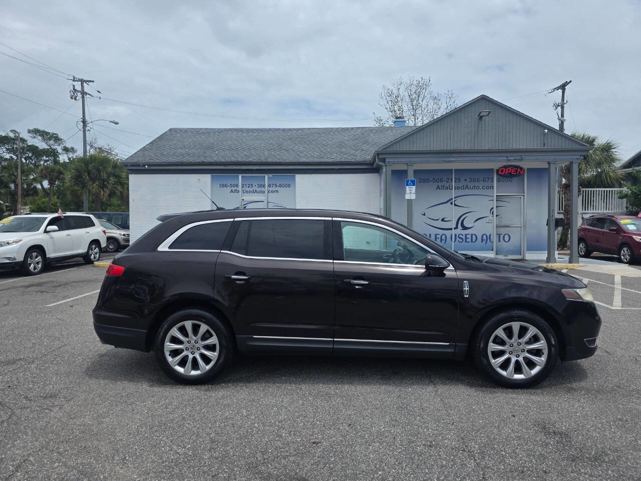 Used 2013 Lincoln MKT FWD image 3