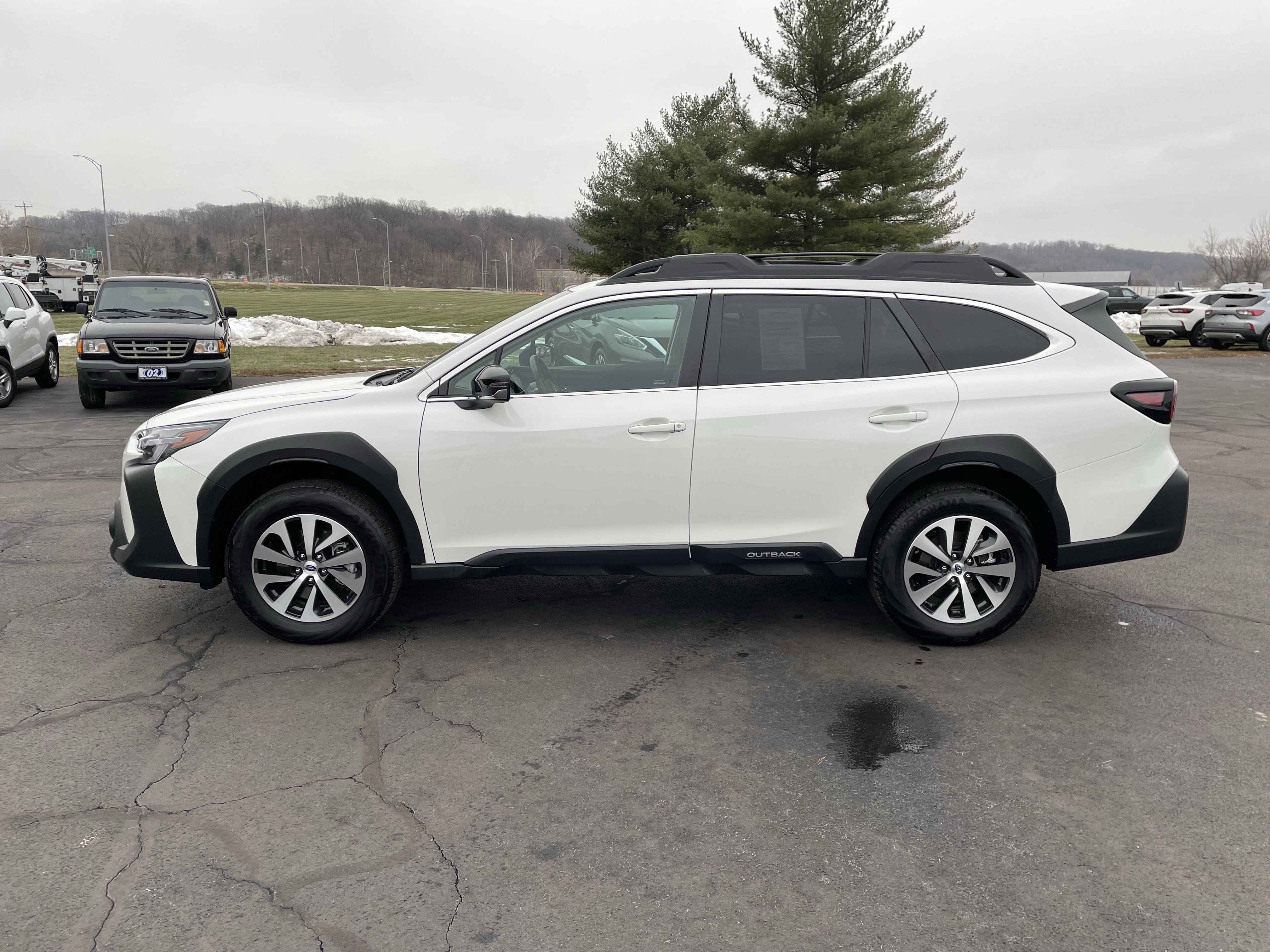 Used 2025 Subaru Outback Premium w/ Popular Package #1A image 2