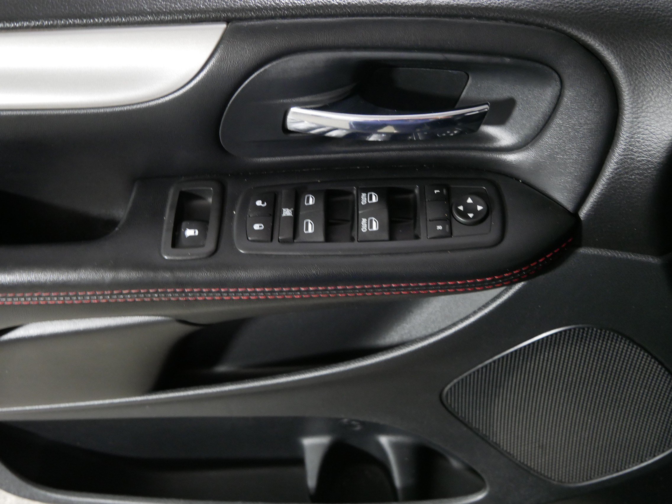 Used 2016 Dodge Grand Caravan R/T w/ Driver Convenience Group FWD image 19