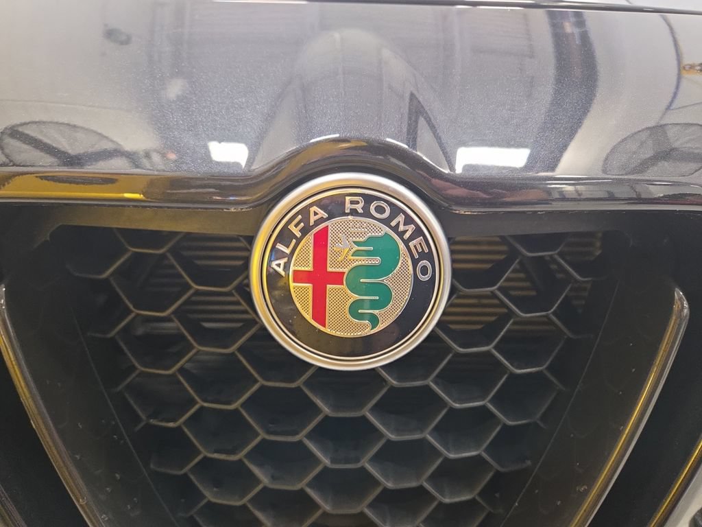 Used 2023 Alfa Romeo Stelvio Veloce AWD/4WD image 33