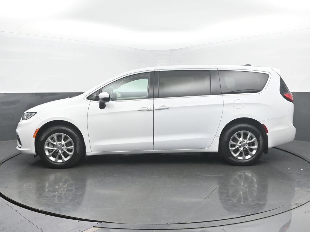 Used 2023 Chrysler Pacifica Touring-L AWD/4WD image 3