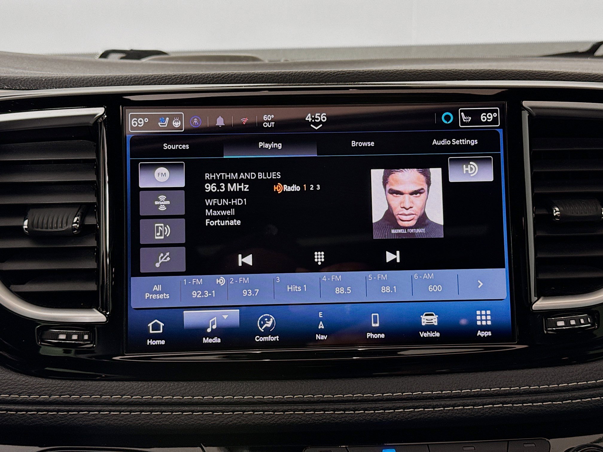 Used 2024 Chrysler Pacifica Premium FWD image 15