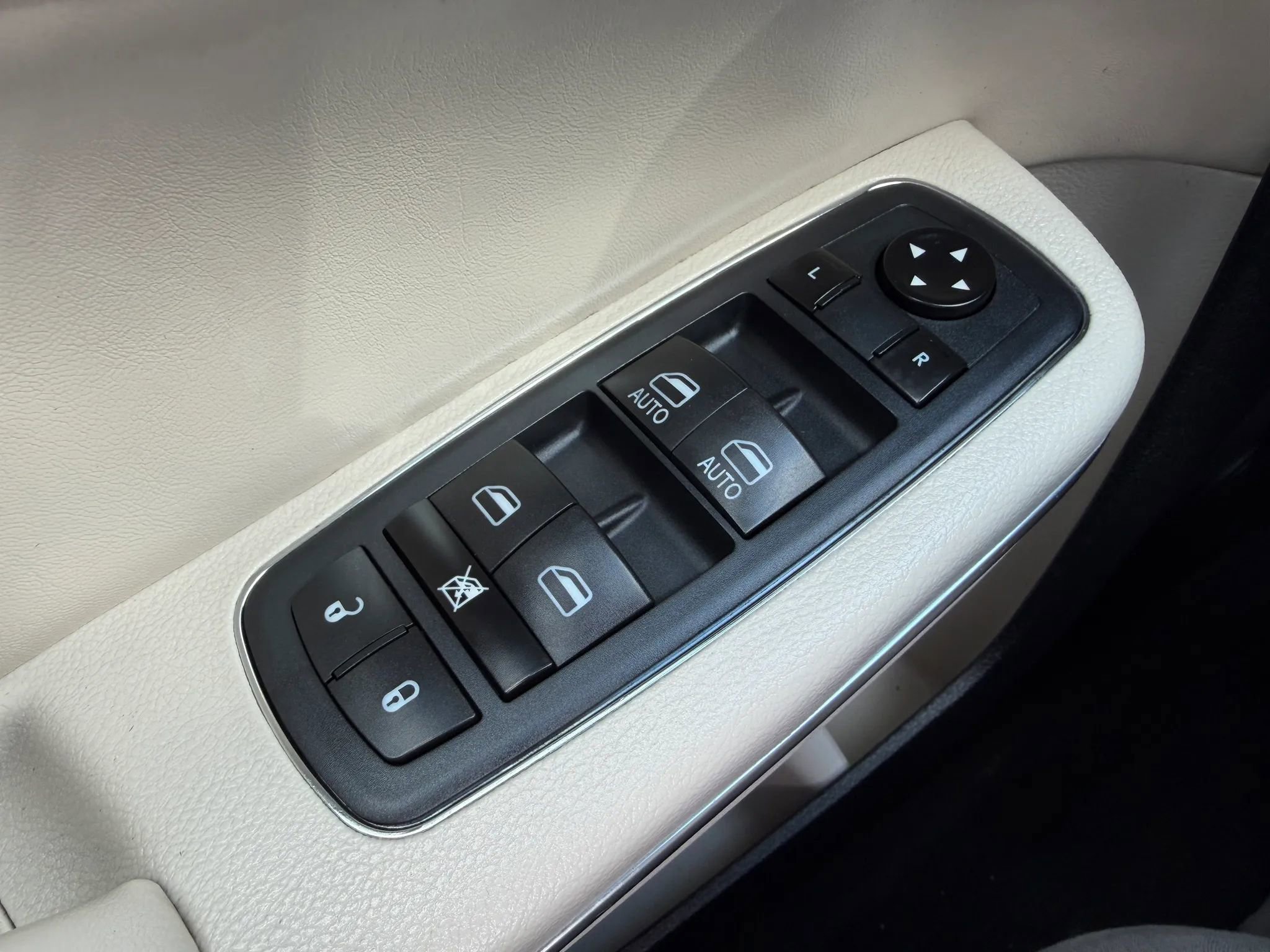 Used 2015 Chrysler 300 C w/ Light Group AWD/4WD image 35