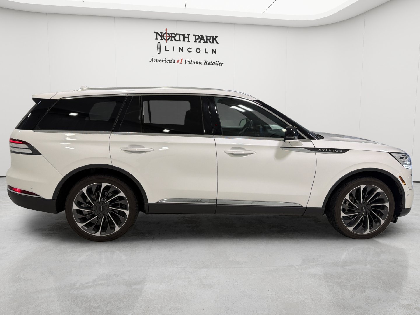 Used 2021 Lincoln Aviator Reserve w/ Equipment Group 202A AWD/4WD image 6