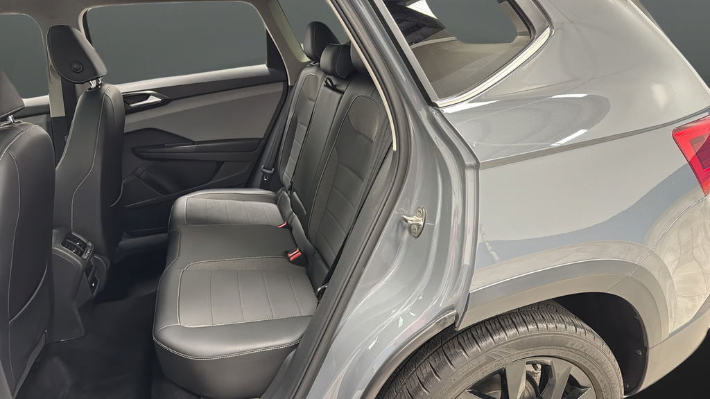 Used 2022 Volkswagen Taos SE w/ Panoramic Sunroof Package FWD image 23