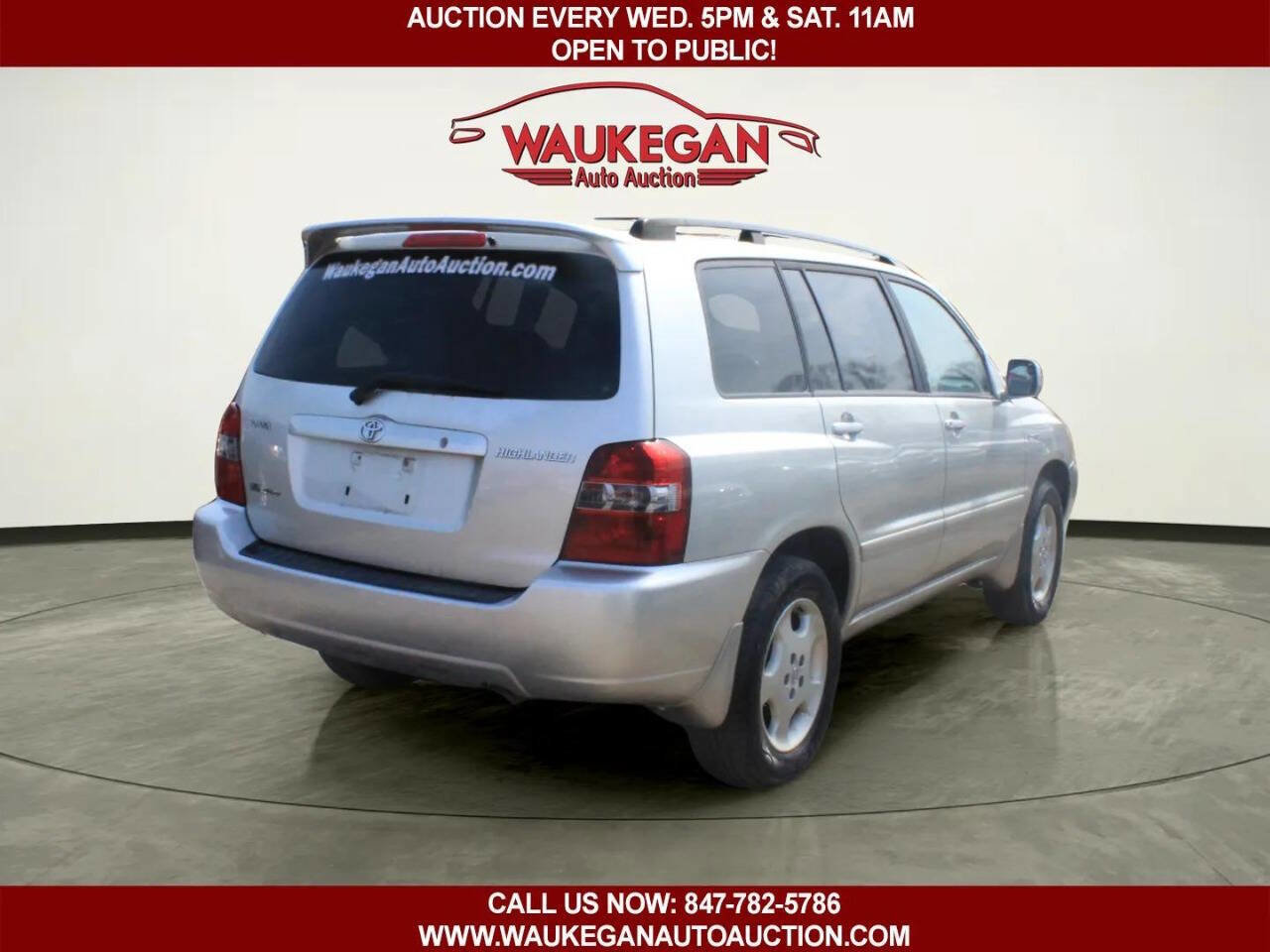 Used 2005 Toyota Highlander 4WD V6 w/ 3rd Row image 3