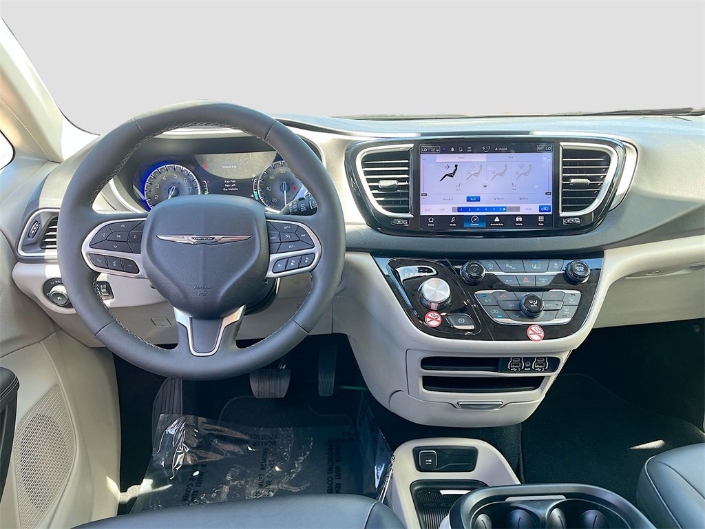 Used 2024 Chrysler Pacifica Touring-L image 21