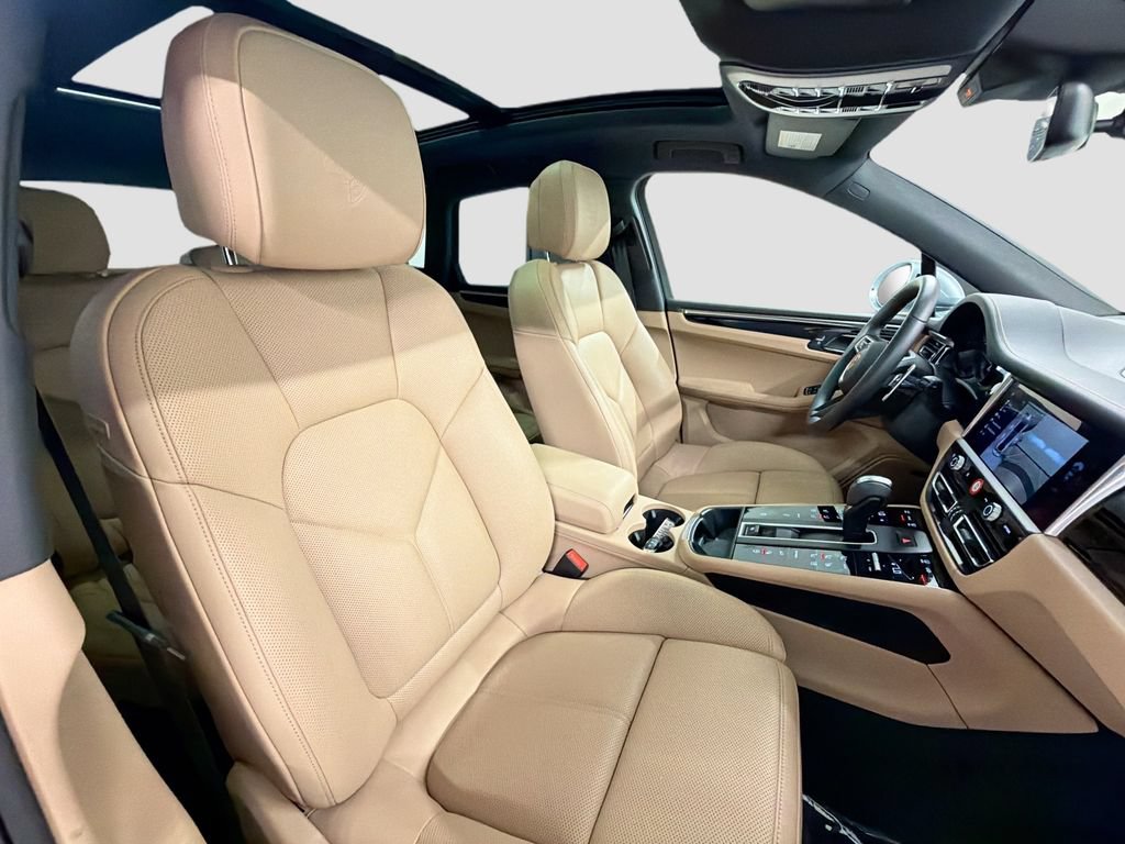 Certified 2025 Porsche Macan AWD/4WD image 29