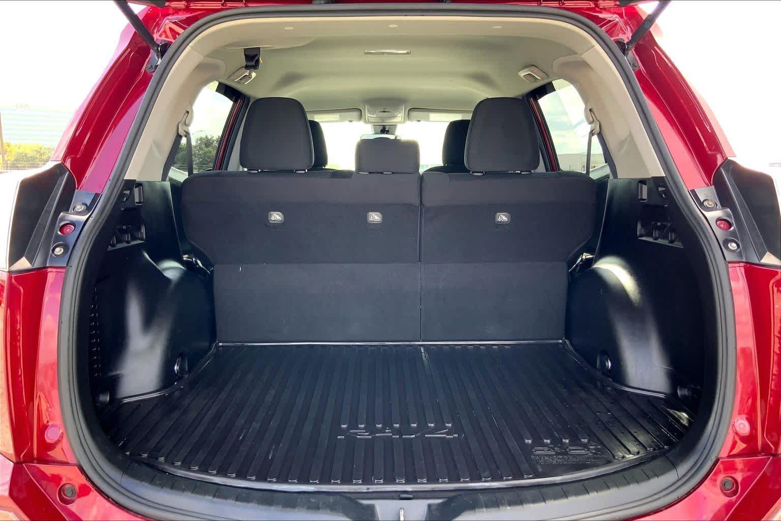 Used 2018 Toyota RAV4 LE w/ All Weather Liner Package AWD/4WD image 34