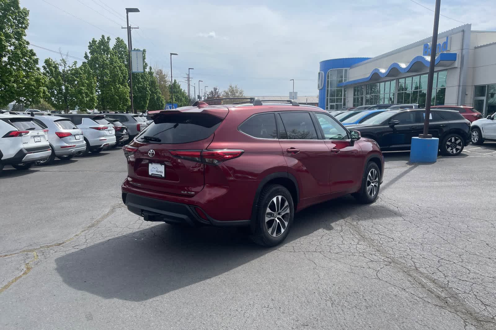 Used 2021 Toyota Highlander XLE AWD/4WD image 5