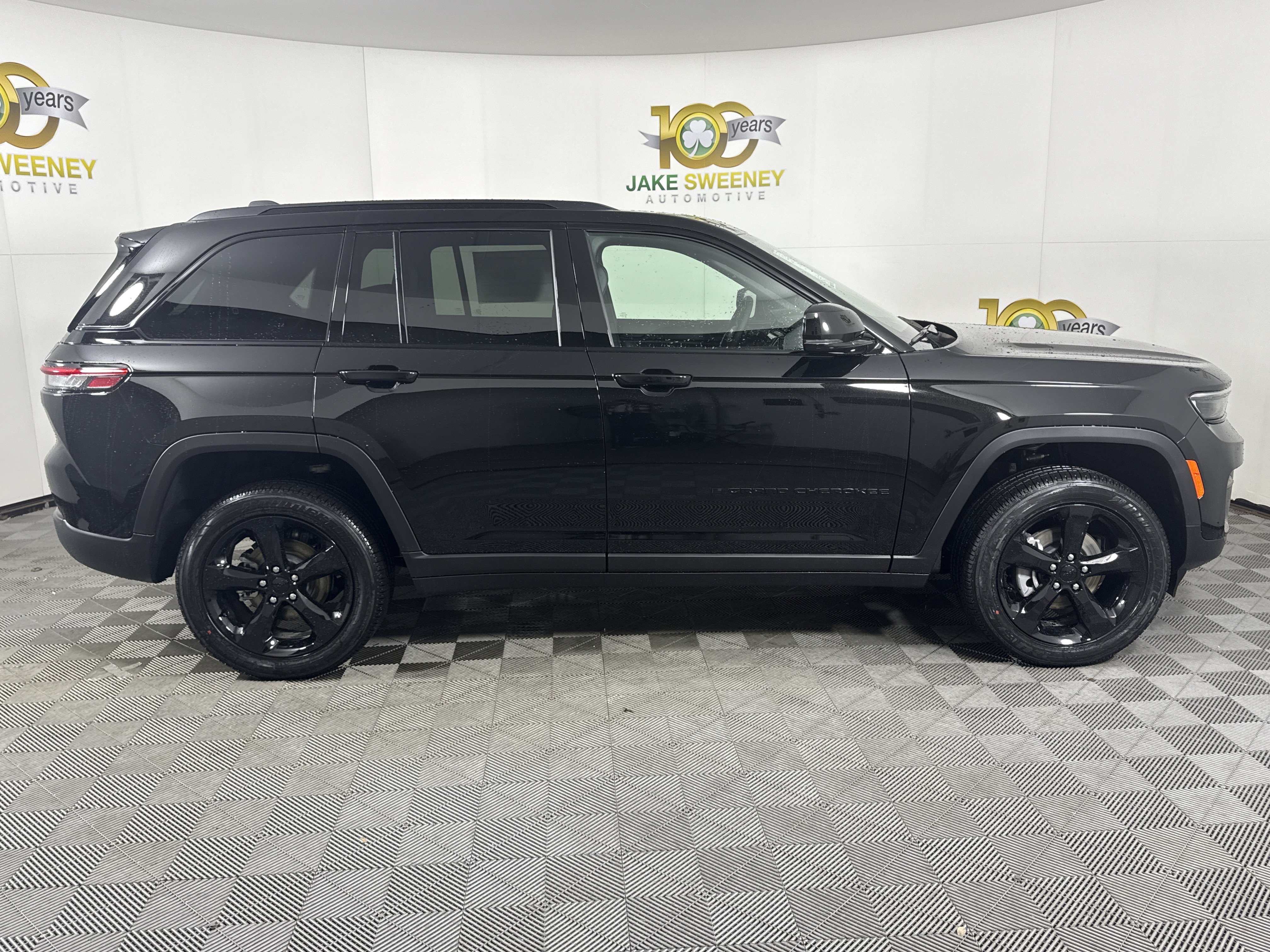 New 2025 Jeep Grand Cherokee Altitude w/ Trailer Tow Package AWD/4WD image 11