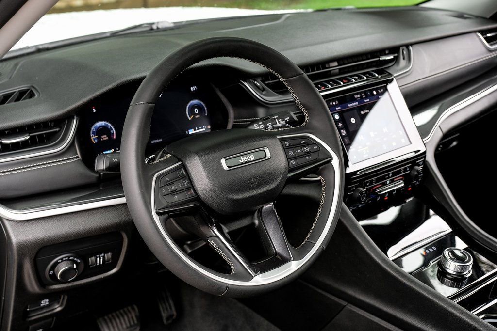 Used 2023 Jeep Grand Cherokee Laredo w/ Luxury Tech Group I image 4