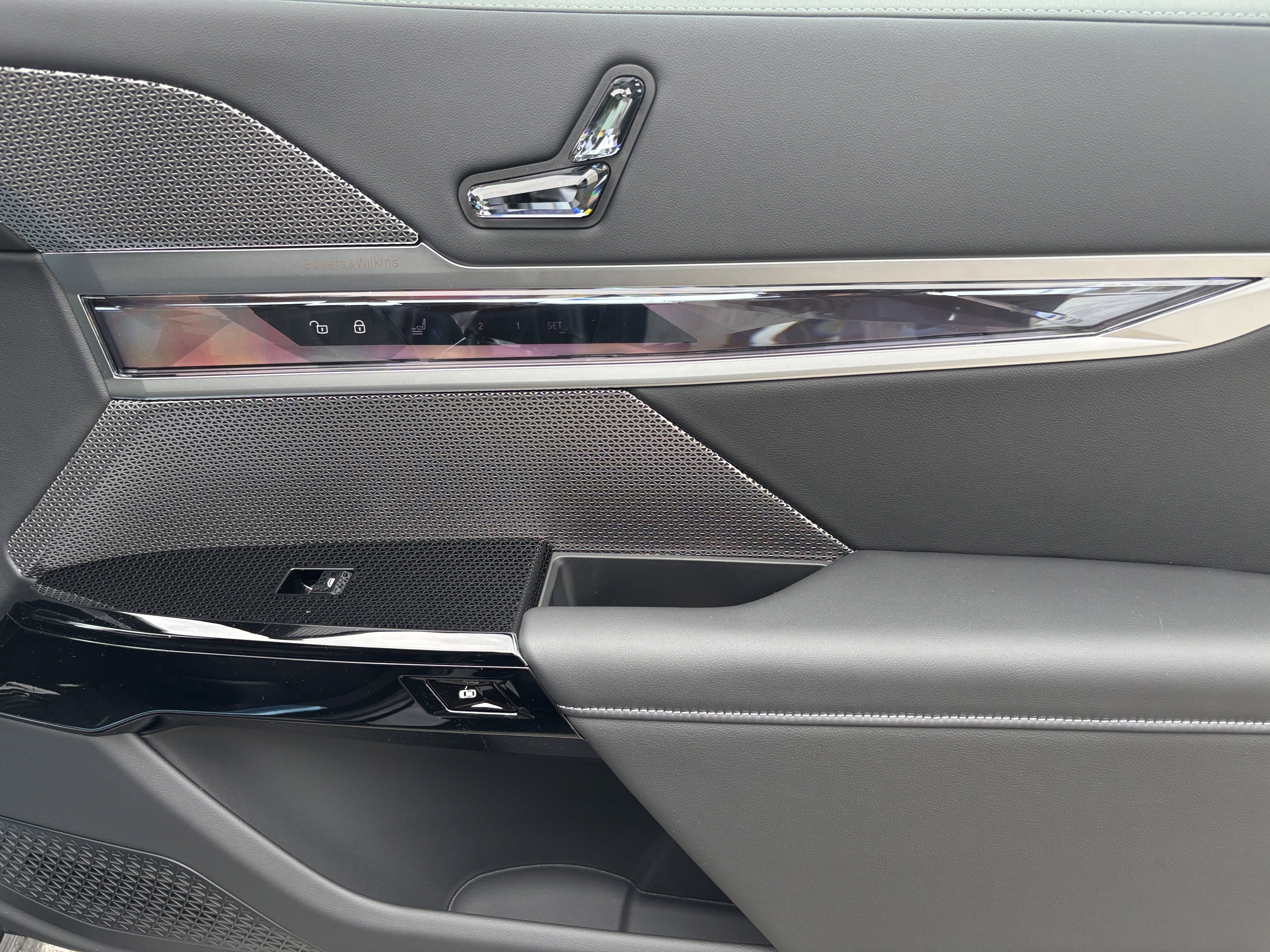 New 2026 BMW 750e xDrive image 25