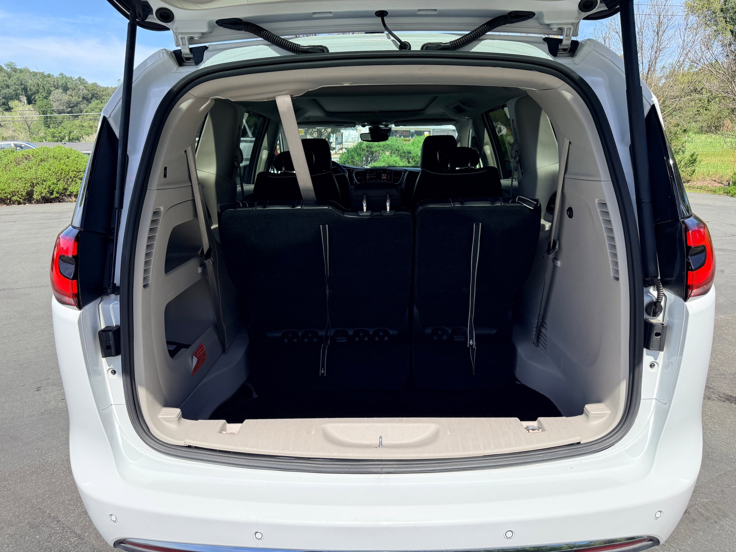 Used 2023 Chrysler Pacifica Limited FWD image 9