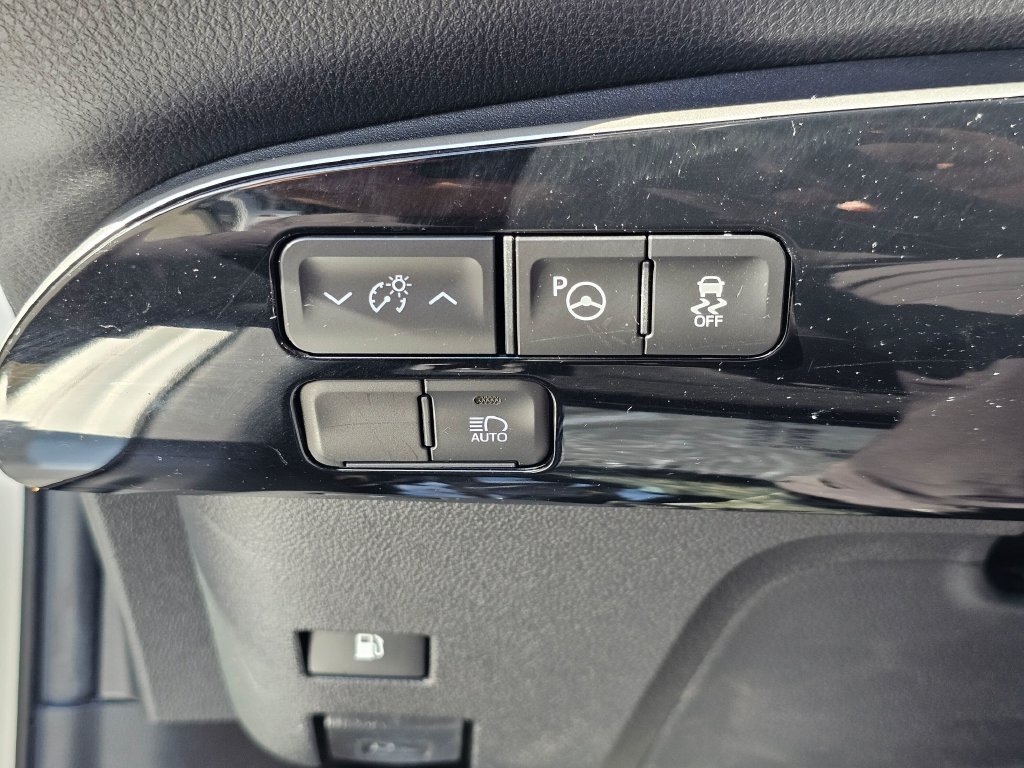 Used 2021 Toyota Prius LE AWD/4WD image 30