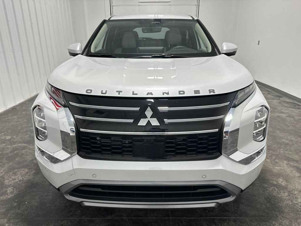 Used 2026 Mitsubishi Outlander FWD image 2