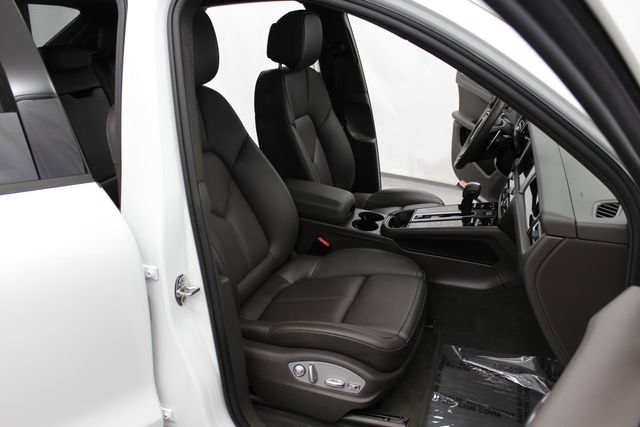 Used 2023 Porsche Macan Turbo AWD/4WD image 32