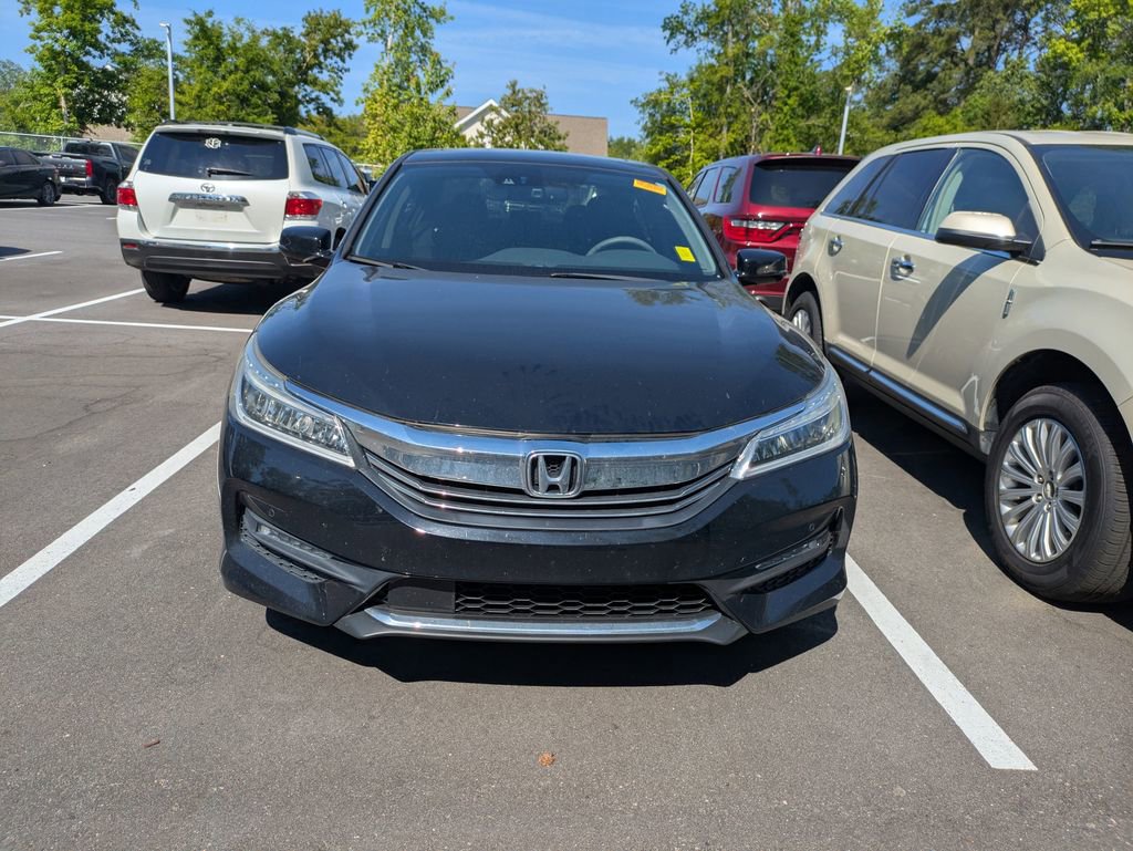 Used 2017 Honda Accord Touring image 2