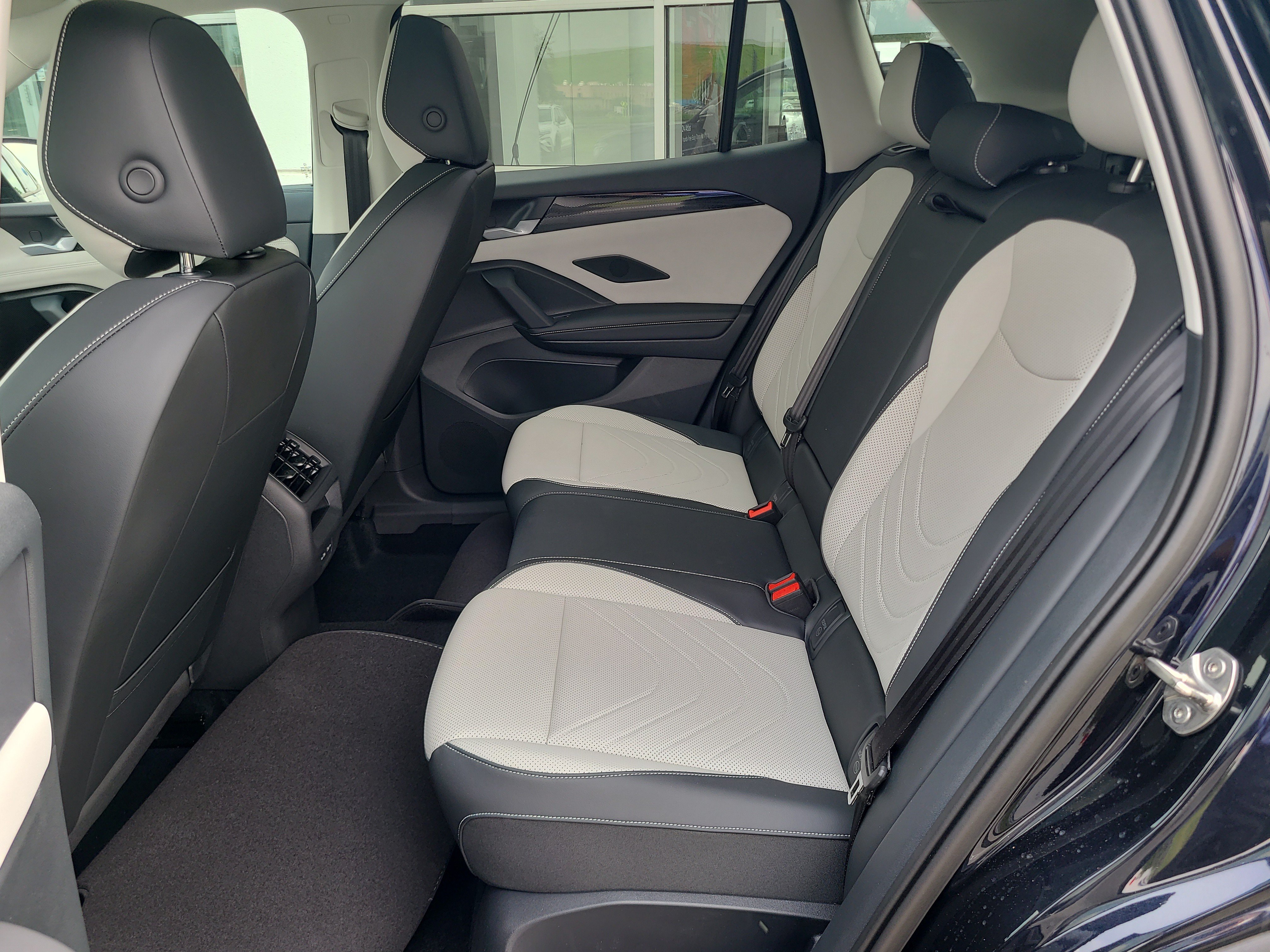 Certified 2025 Volkswagen Tiguan SE w/ Panoramic Sunroof Package AWD/4WD image 22