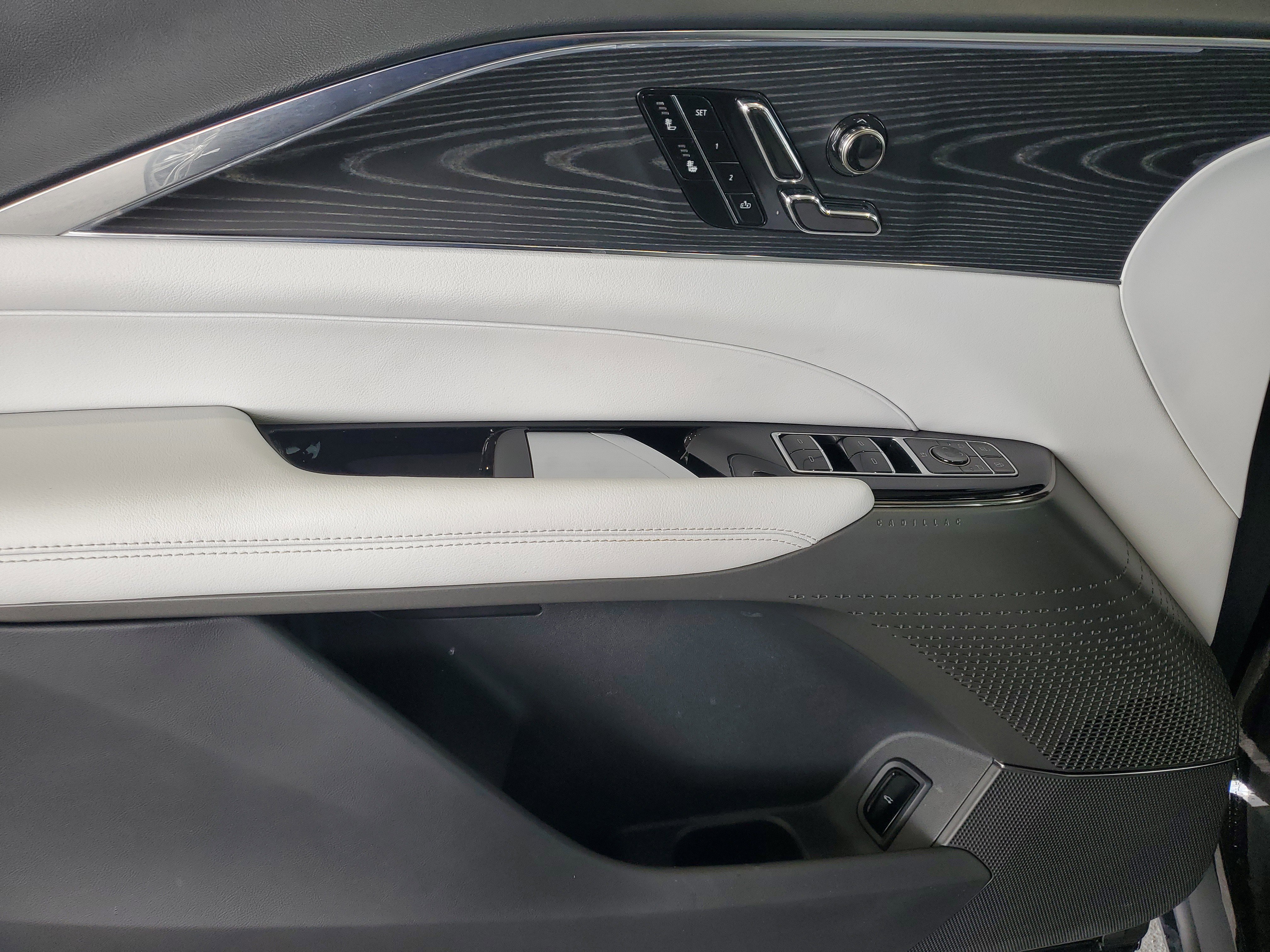 Used 2024 Cadillac Lyriq Luxury image 14