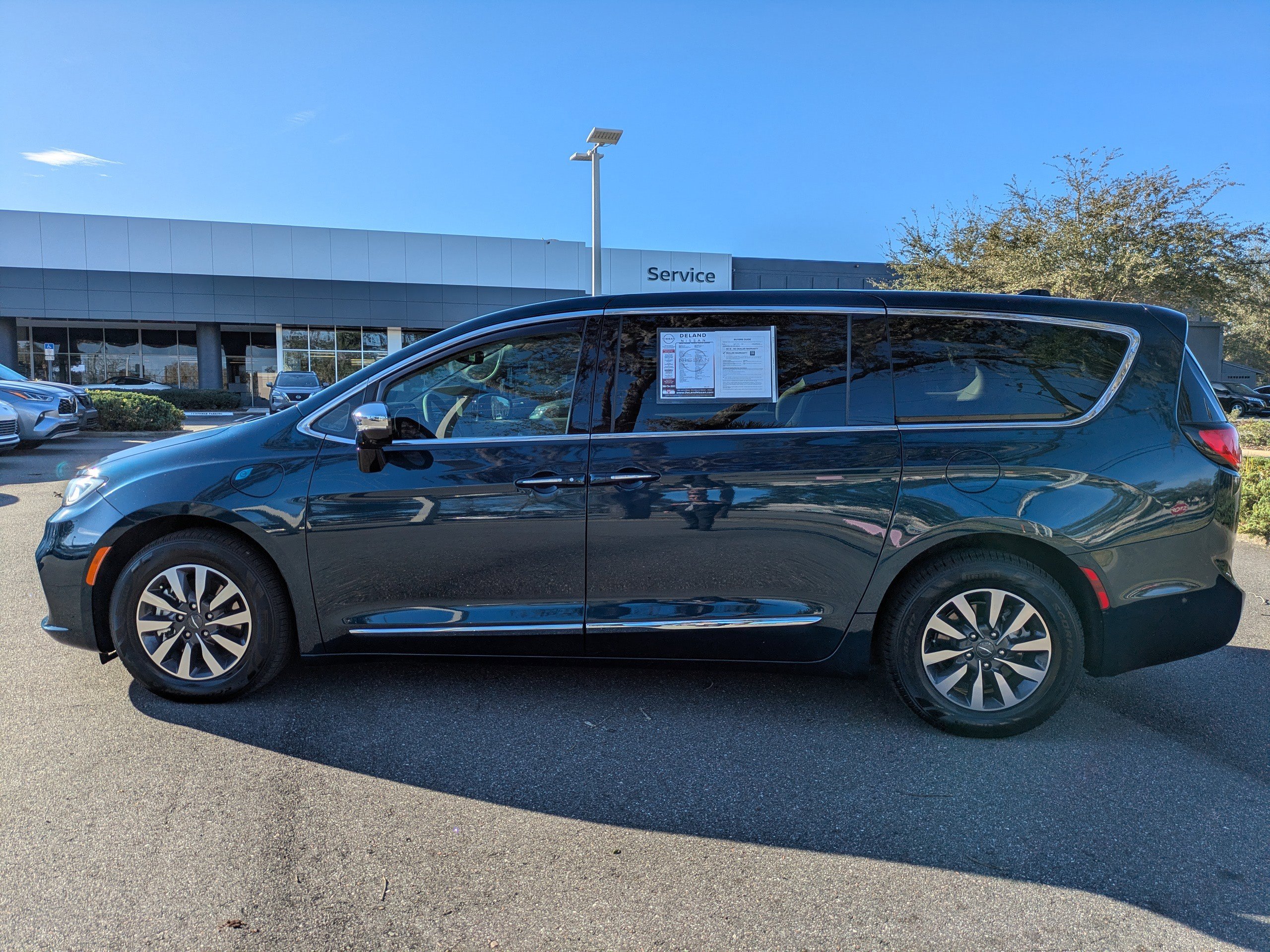 Used 2023 Chrysler Pacifica Limited image 7