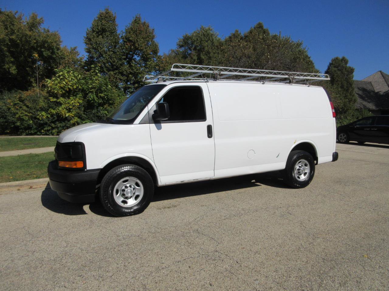 Used 2017 Chevrolet Express 3500 RWD image 2