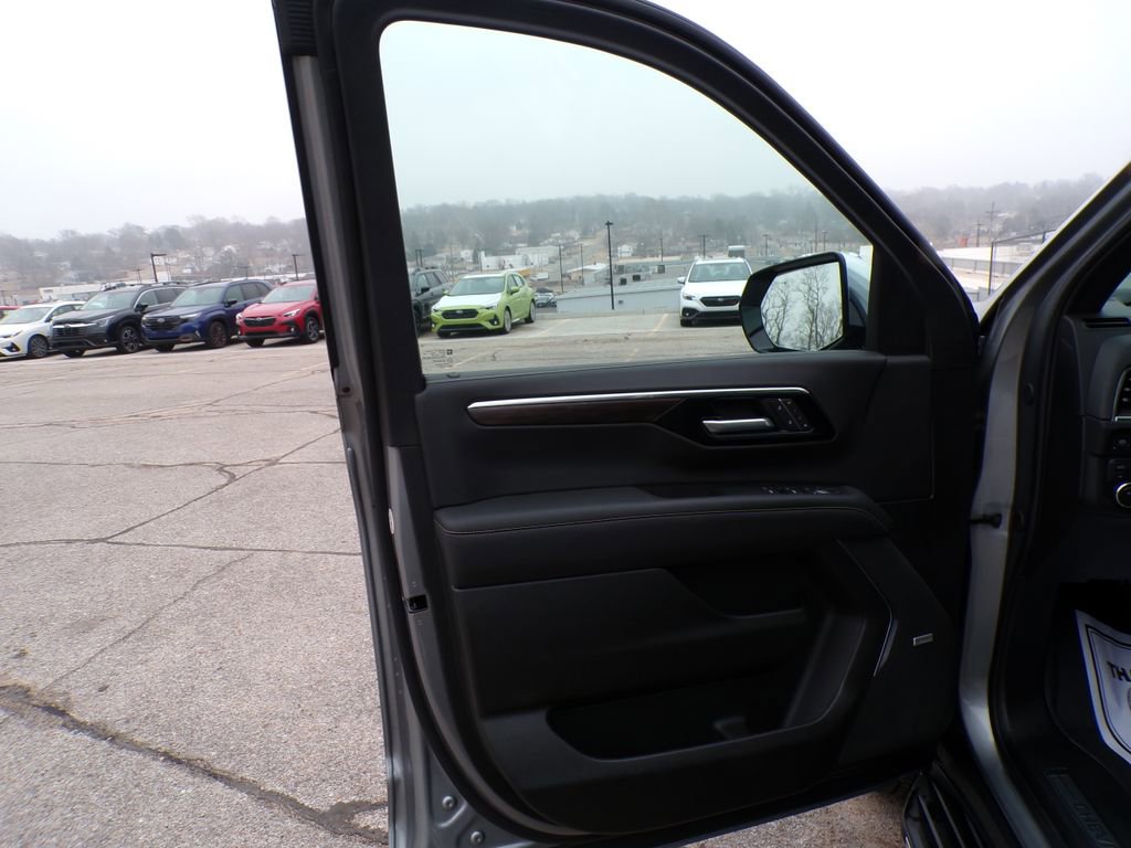 Used 2025 Chevrolet Tahoe Premier AWD/4WD image 12