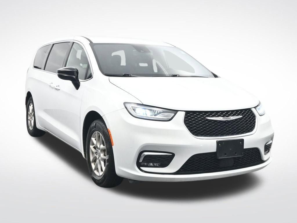 Used 2025 Chrysler Pacifica Select image 3